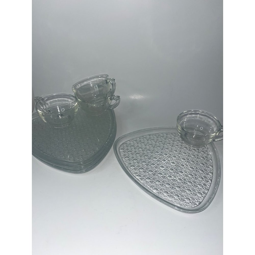 Set of 4 (8 pieces) Anchor Hocking Triangle Clear Daisy Button Snack Sets